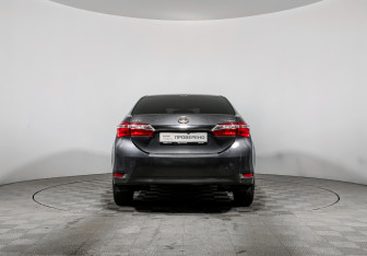 Подержанный автомобиль Toyota Corolla Sedan 2014 года (6 фото)