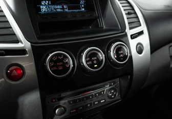 Подержанный автомобиль Mitsubishi Pajero Sport 2013 года (15 фото)