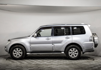Подержанный автомобиль Mitsubishi Pajero 2011 года (8 фото)