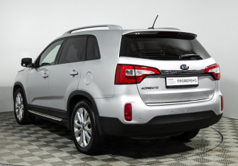 Подержанный автомобиль Kia Sorento 2014 года (7 фото)