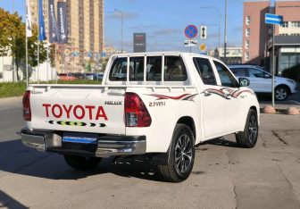 Подержанный автомобиль Toyota Hilux 2021 года (4 фото)