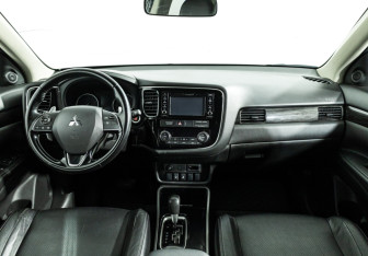 Подержанный автомобиль Mitsubishi Outlander 2017 года (13 фото)