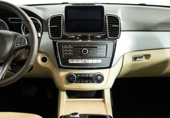 Подержанный автомобиль Mercedes-Benz GLE 2016 года (14 фото)