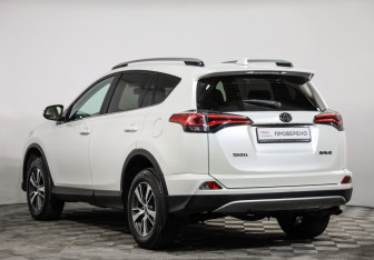 Подержанный автомобиль Toyota RAV4 2017 года (7 фото)