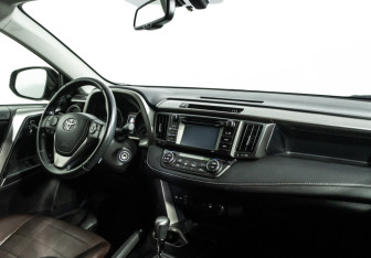 Подержанный автомобиль Toyota RAV4 2016 года (9 фото)