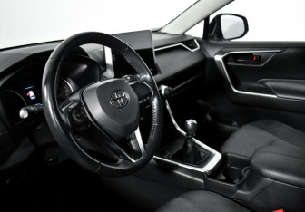 Подержанный автомобиль Toyota RAV4 2020 года (9 фото)