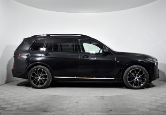 Подержанный автомобиль BMW X7 2023 года (4 фото)