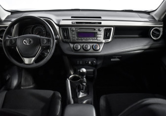 Подержанный автомобиль Toyota RAV4 2015 года (13 фото)