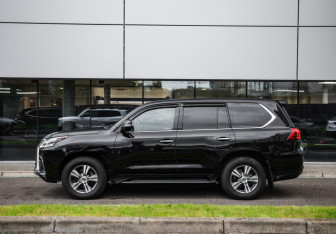 Подержанный автомобиль Lexus LX 2019 года (9 фото)