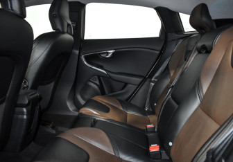 Подержанный автомобиль Volvo V40 Cross Country 2013 года (13 фото)