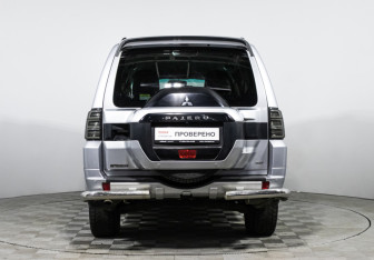 Подержанный автомобиль Mitsubishi Pajero 2015 года (6 фото)