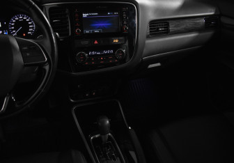 Подержанный автомобиль Mitsubishi Outlander 2017 года (22 фото)