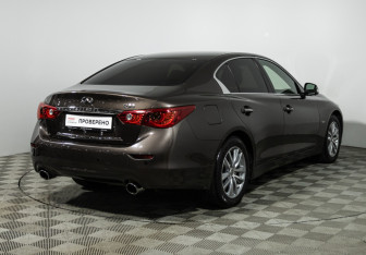 Подержанный автомобиль Infiniti Q50 2016 года (5 фото)