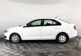 Подержанный автомобиль Skoda Rapid Liftback 2017 года (8 фото)