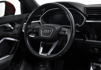Подержанный автомобиль Audi Q3 2021 года (14 фото)