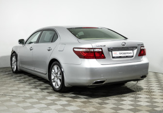 Подержанный автомобиль Lexus LS 2008 года (7 фото)