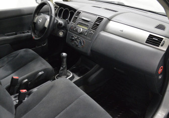 Подержанный автомобиль Nissan Tiida Hatchback 2010 года (12 фото)