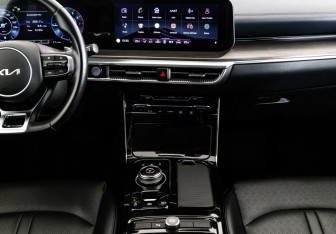 Подержанный автомобиль Kia K5 2022 года (17 фото)