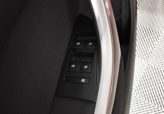 Подержанный автомобиль Opel Astra Hatchback 2011 года (14 фото)