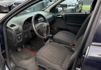 Подержанный автомобиль Opel Astra Hatchback 2003 года (8 фото)