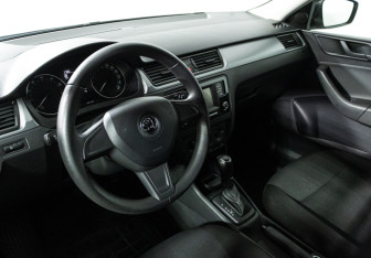 Подержанный автомобиль Skoda Rapid Liftback 2015 года (11 фото)