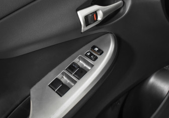 Подержанный автомобиль Toyota Corolla Sedan 2012 года (10 фото)