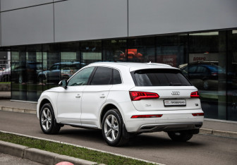 Подержанный автомобиль Audi Q5 2017 года (8 фото)