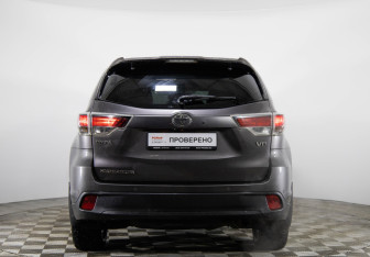 Подержанный автомобиль Toyota Highlander 2015 года (7 фото)