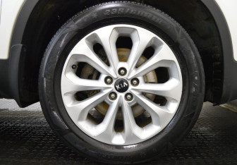 Подержанный автомобиль Kia Sorento 2017 года (9 фото)