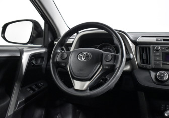 Подержанный автомобиль Toyota RAV4 2015 года (14 фото)