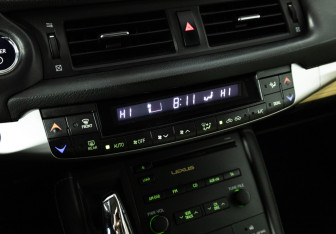 Подержанный автомобиль Lexus CT 2011 года (17 фото)