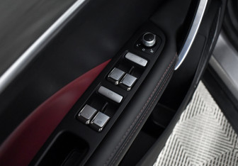 Подержанный автомобиль Geely Coolray 2023 года (10 фото)