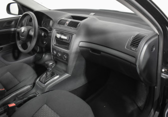 Подержанный автомобиль Skoda Octavia Liftback 2012 года (12 фото)
