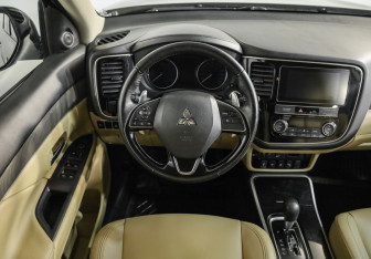 Подержанный автомобиль Mitsubishi Outlander 2020 года (11 фото)