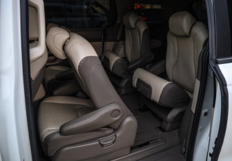 Подержанный автомобиль Kia Carnival 2021 года (32 фото)
