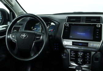 Подержанный автомобиль Toyota Land Cruiser Prado 2019 года (12 фото)