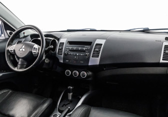 Подержанный автомобиль Mitsubishi Outlander 2007 года (9 фото)