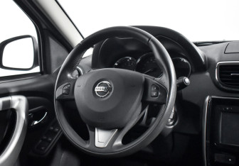 Подержанный автомобиль Nissan Terrano 2017 года (15 фото)