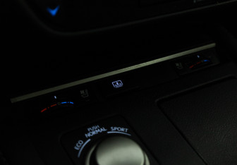 Подержанный автомобиль Lexus ES 2015 года (18 фото)