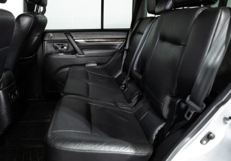 Подержанный автомобиль Mitsubishi Pajero 2008 года (10 фото)