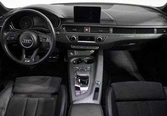 Подержанный автомобиль Audi A4 Sedan 2017 года (15 фото)