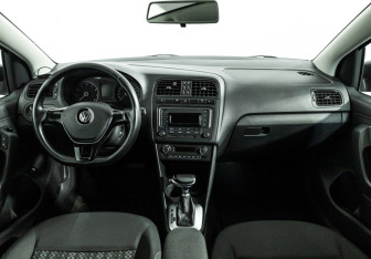 Подержанный автомобиль Volkswagen Polo Sedan 2017 года (13 фото)