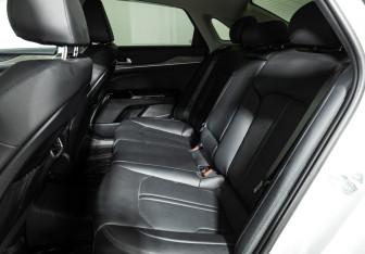 Подержанный автомобиль Kia K5 2021 года (10 фото)