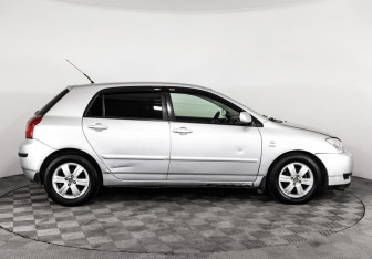 Подержанный автомобиль Toyota Corolla Hatchback 2002 года (4 фото)
