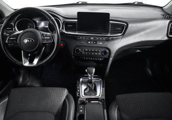 Подержанный автомобиль Kia Ceed Hatchback 2019 года (14 фото)