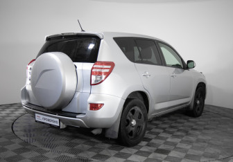 Подержанный автомобиль Toyota RAV4 2010 года (5 фото)
