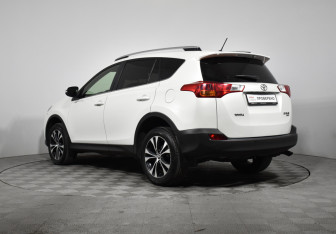 Подержанный автомобиль Toyota RAV4 2015 года (6 фото)