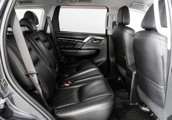Подержанный автомобиль Mitsubishi Pajero Sport 2018 года (18 фото)