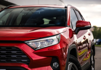 Подержанный автомобиль Toyota RAV4 2021 года (2 фото)