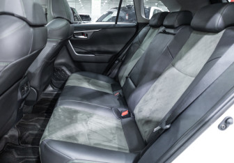 Подержанный автомобиль Toyota RAV4 2023 года (15 фото)